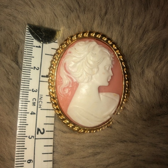 VTG Cameo - Pink White & Gold Tone Costume Brooch 2” - Picture 4 of 4